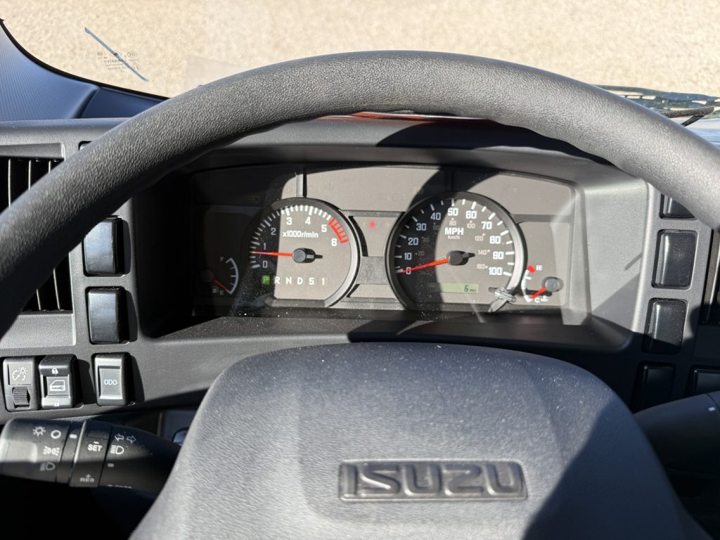 *NEW 2025 Isuzu 1F304, Gas, Single Cab, 16′ FastTrack Body System *Ready for Immediate Delivery*