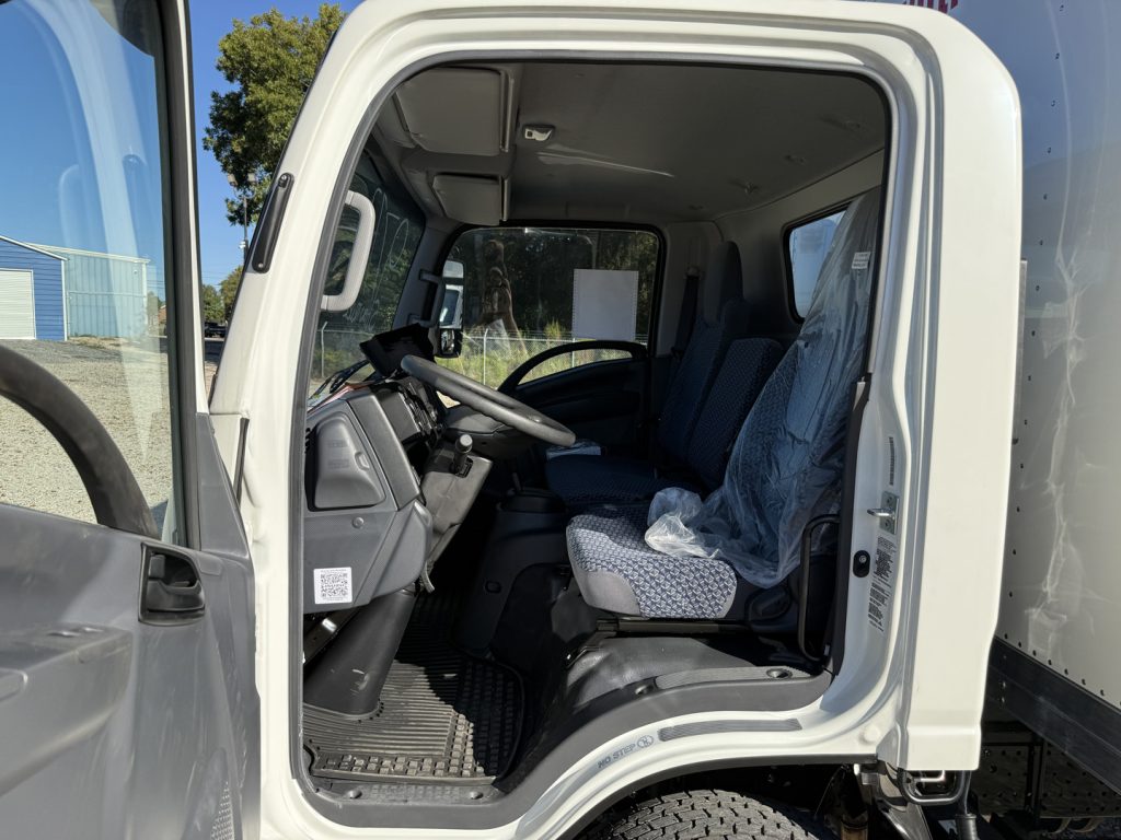 *NEW 2025 Isuzu 1F304, Gas, Single Cab, 16′ FastTrack Body System *Ready for Immediate Delivery*