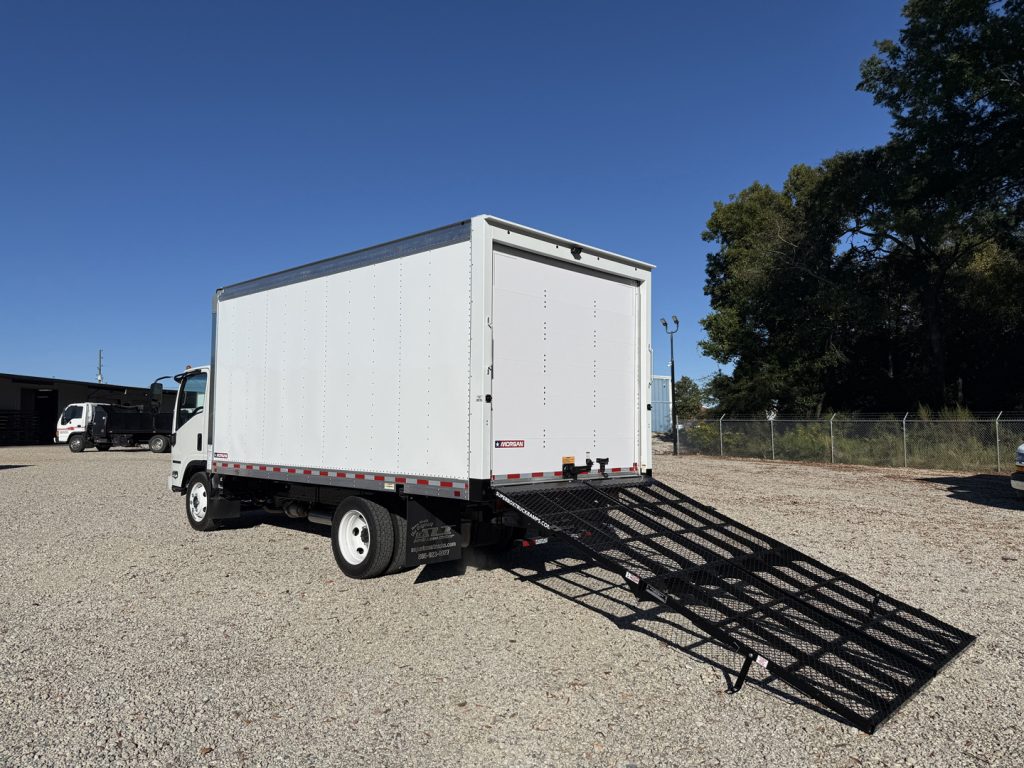 *NEW 2025 Isuzu 1F304, Gas, Single Cab, 16′ FastTrack Body System *Ready for Immediate Delivery*