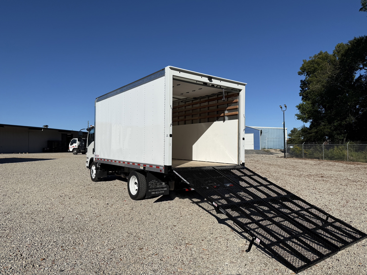 *NEW 2025 Isuzu 1F304, Gas, Single Cab, 16′ FastTrack Body System *Ready for Immediate Delivery*