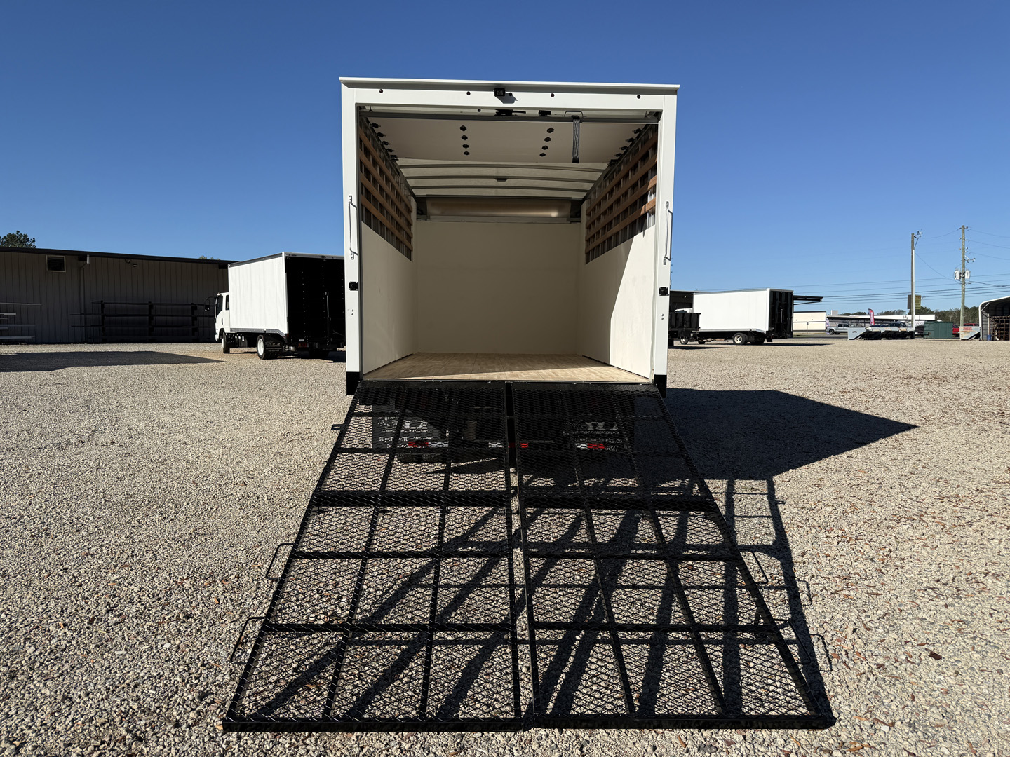 *NEW 2025 Isuzu 1F304, Gas, Single Cab, 16′ FastTrack Body System *Ready for Immediate Delivery*