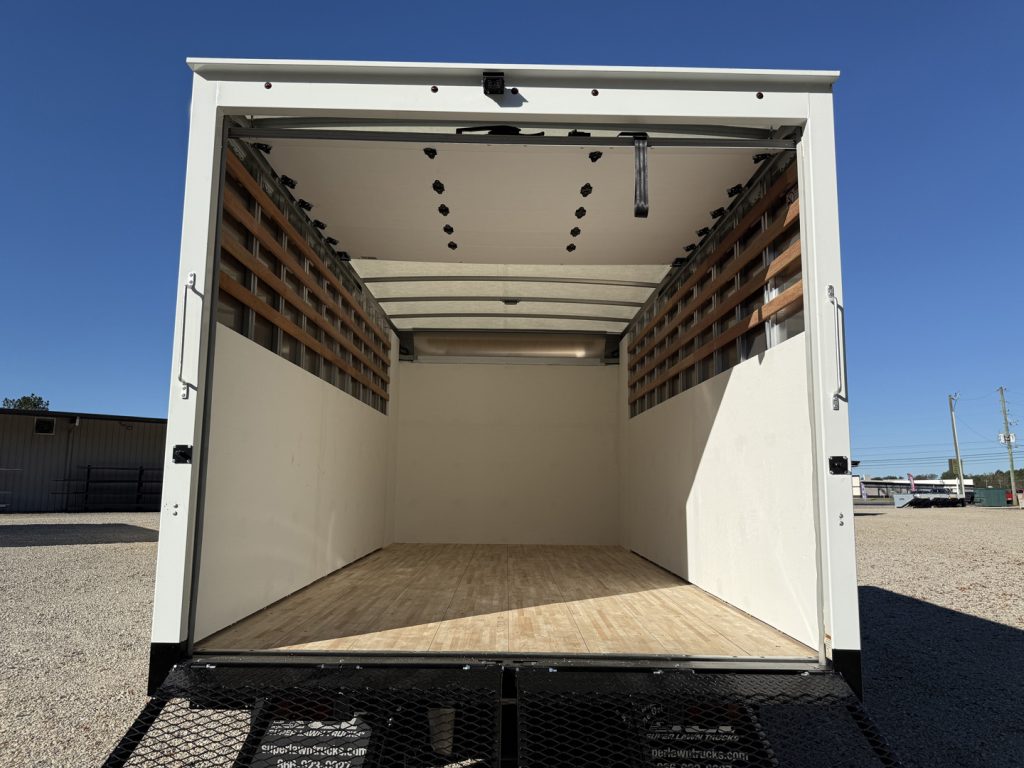 *NEW 2025 Isuzu 1F304, Gas, Single Cab, 16′ FastTrack Body System *Ready for Immediate Delivery*