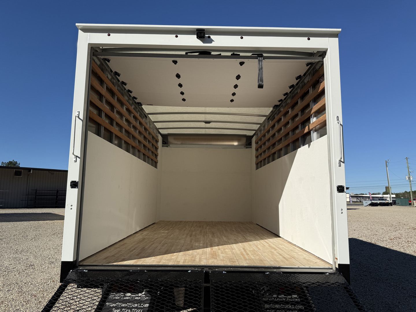 *NEW 2025 Isuzu 1F304, Gas, Single Cab, 16′ FastTrack Body System *Ready for Immediate Delivery*