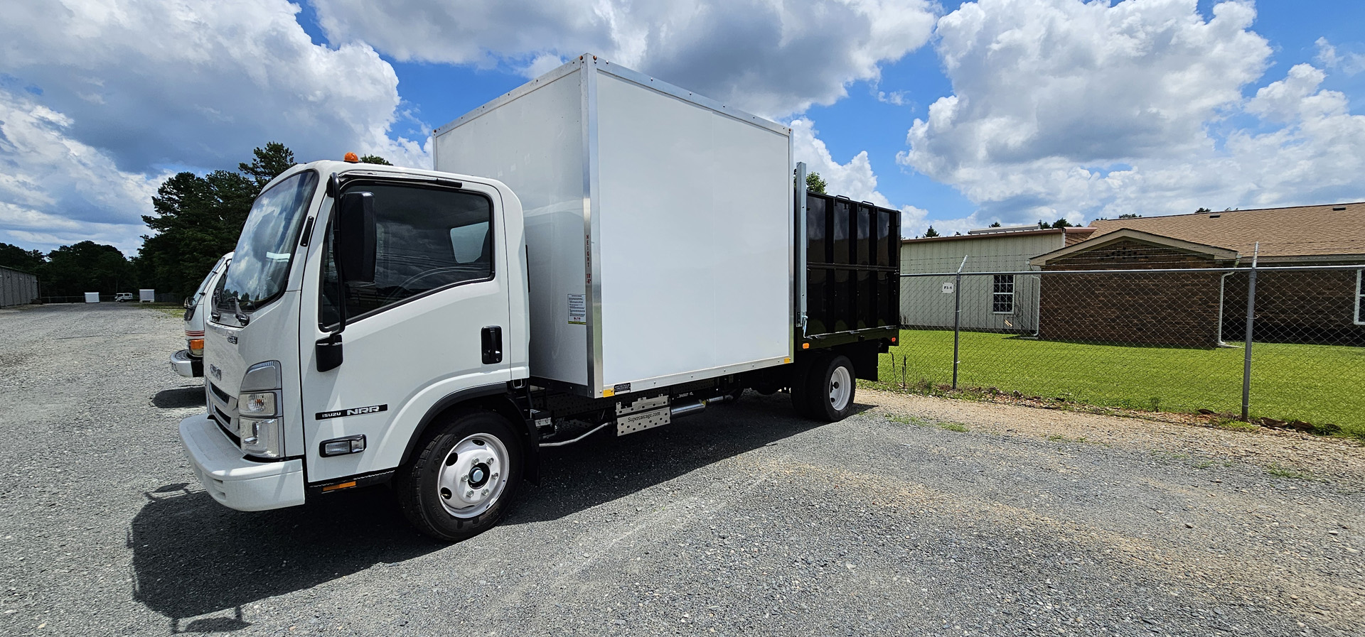 *NEW 2025 Isuzu Gas 1U4, Single Cab, Super Contractor Truck with 48″ Door and 8 Foot Dump *Ready for Immediate Delivery*