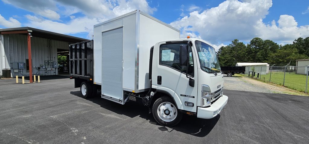 *NEW 2025 Isuzu Gas 1U4, Single Cab, Super Contractor Truck with 48″ Door and 8 Foot Dump *Ready for Immediate Delivery*
