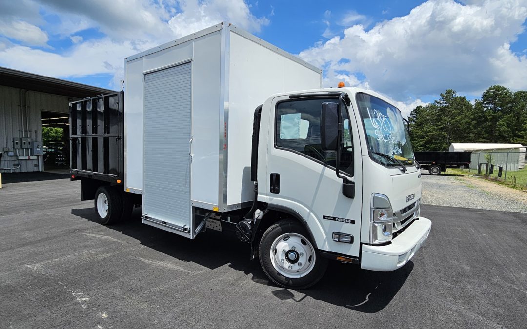 *NEW 2025 Isuzu Gas 1U4, Single Cab, Super Contractor Truck with 48″ Door and 8 Foot Dump *Ready for Immediate Delivery*