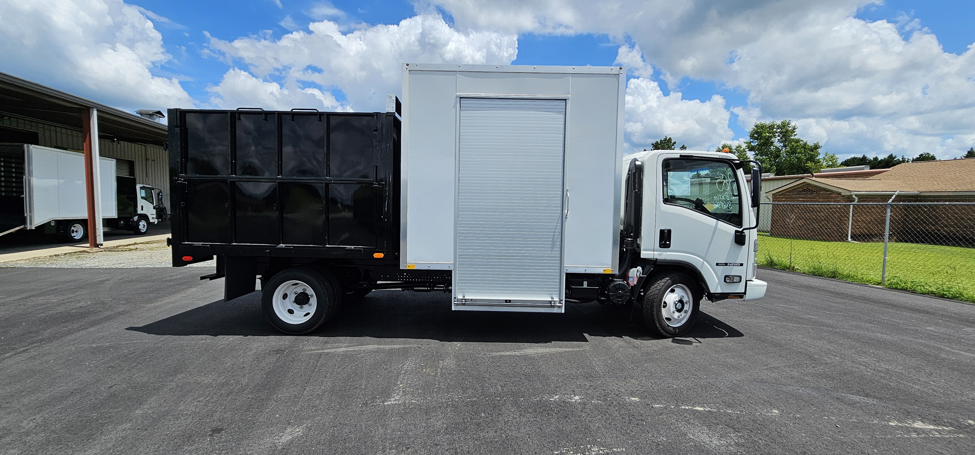 *NEW 2025 Isuzu Gas 1U4, Single Cab, Super Contractor Truck with 48″ Door and 8 Foot Dump *Ready for Immediate Delivery*