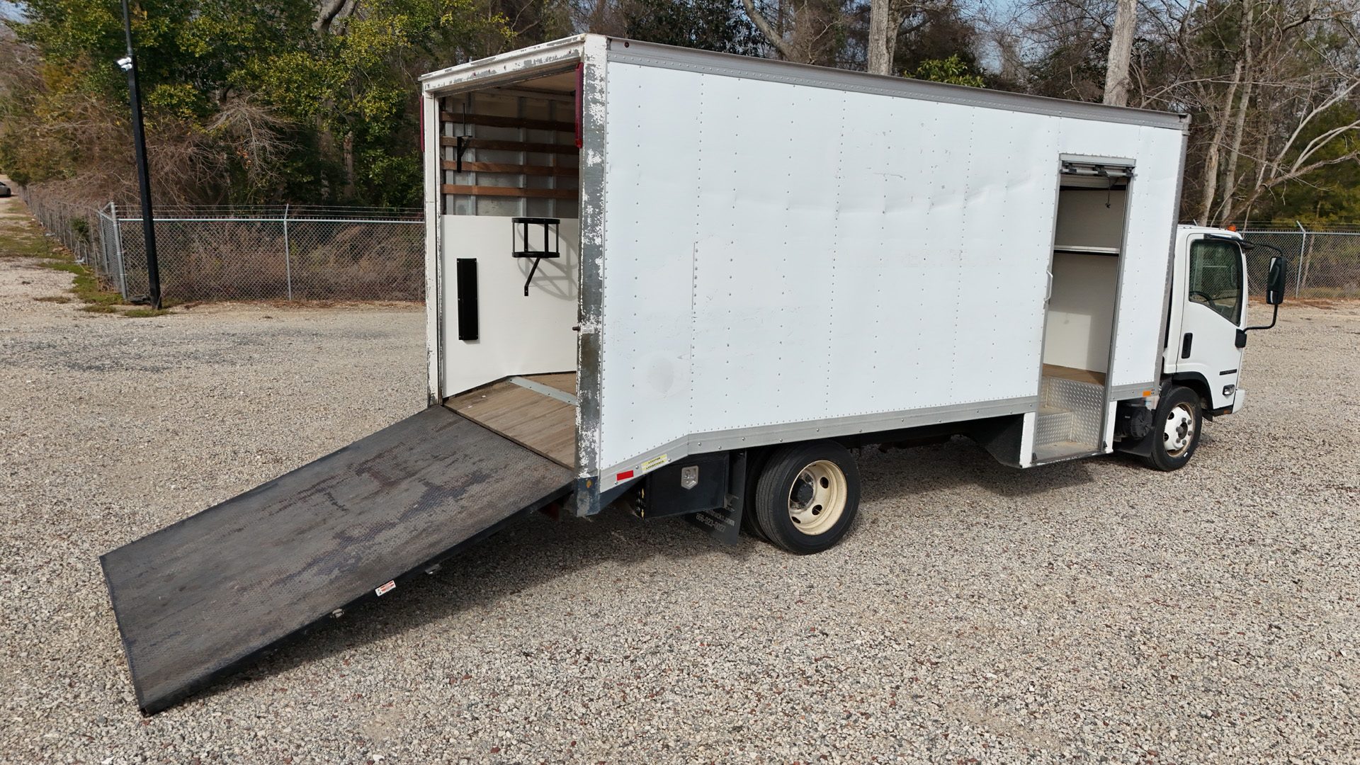 *USED 2017 Isuzu, 1F404 Gas, Single Cab, 18 Foot, Eco Series