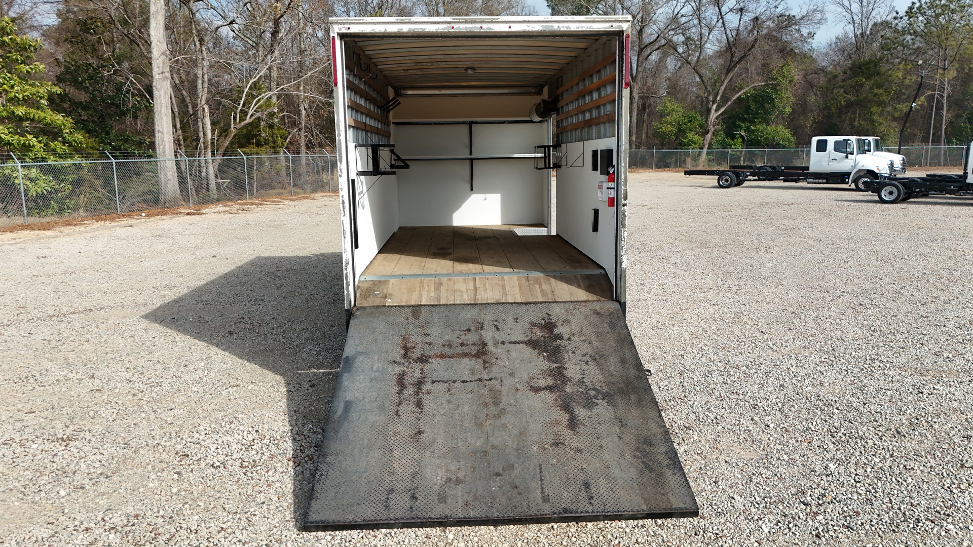 *USED 2017 Isuzu, 1F404 Gas, Single Cab, 18 Foot, Eco Series