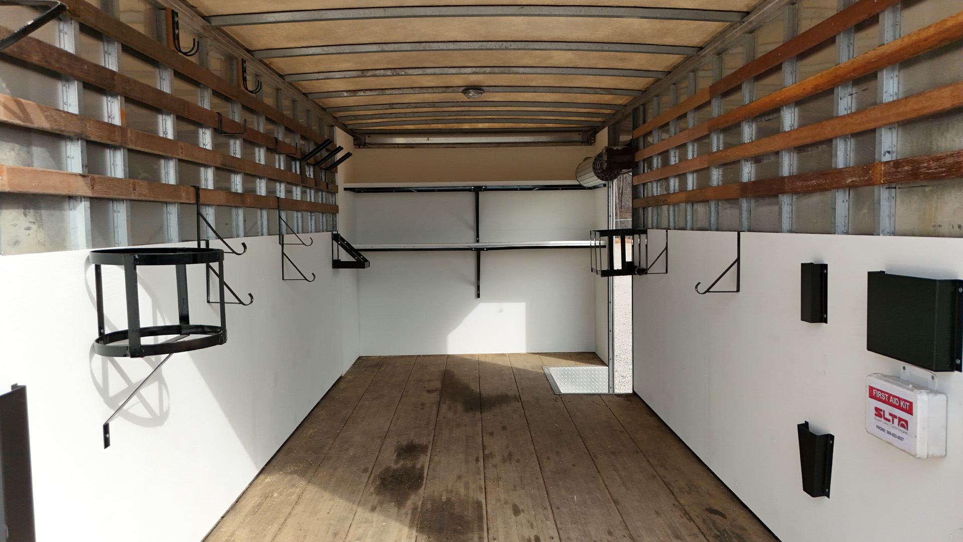 *USED 2017 Isuzu, 1F404 Gas, Single Cab, 18 Foot, Eco Series