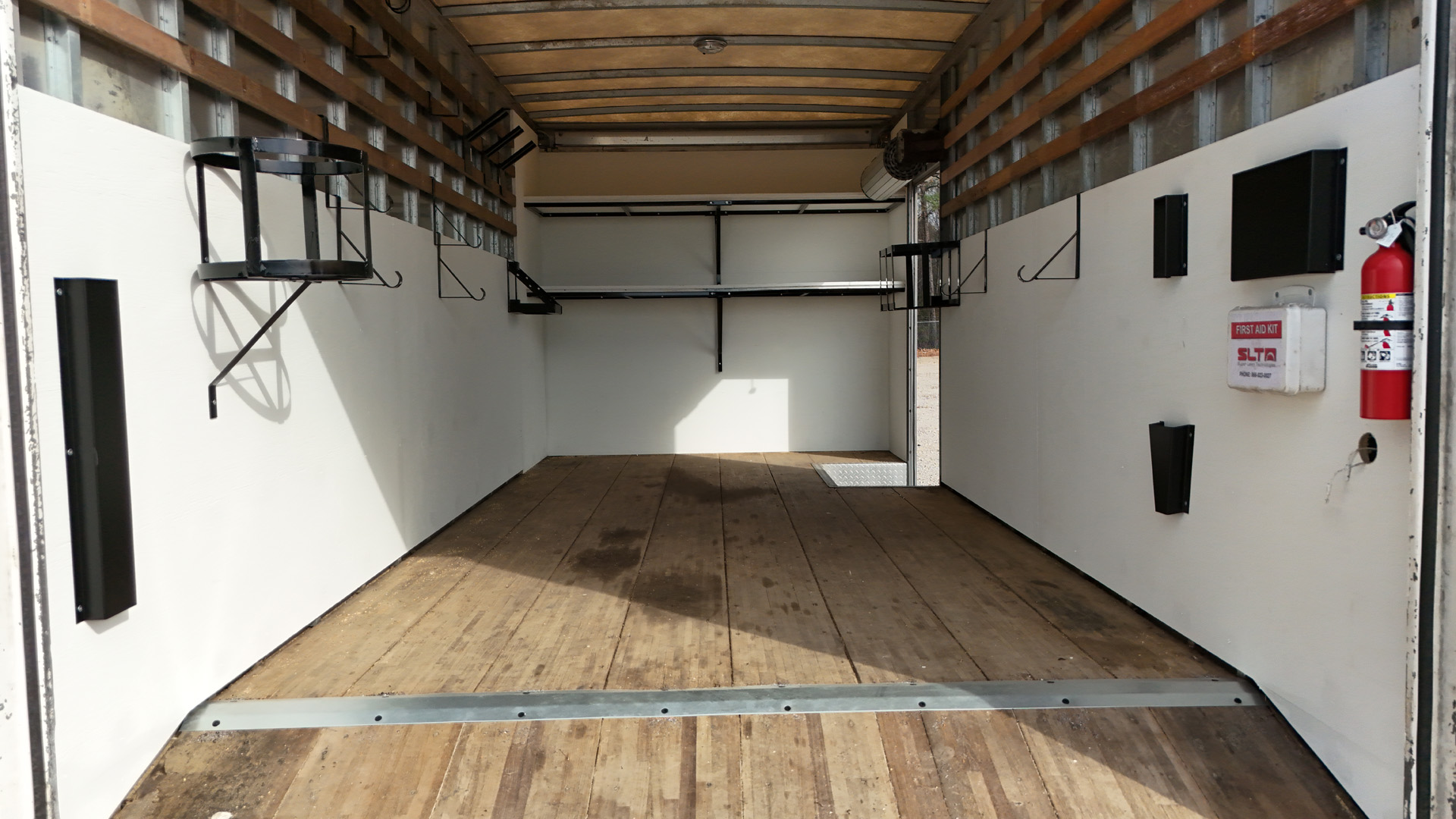 *USED 2017 Isuzu, 1F404 Gas, Single Cab, 18 Foot, Eco Series