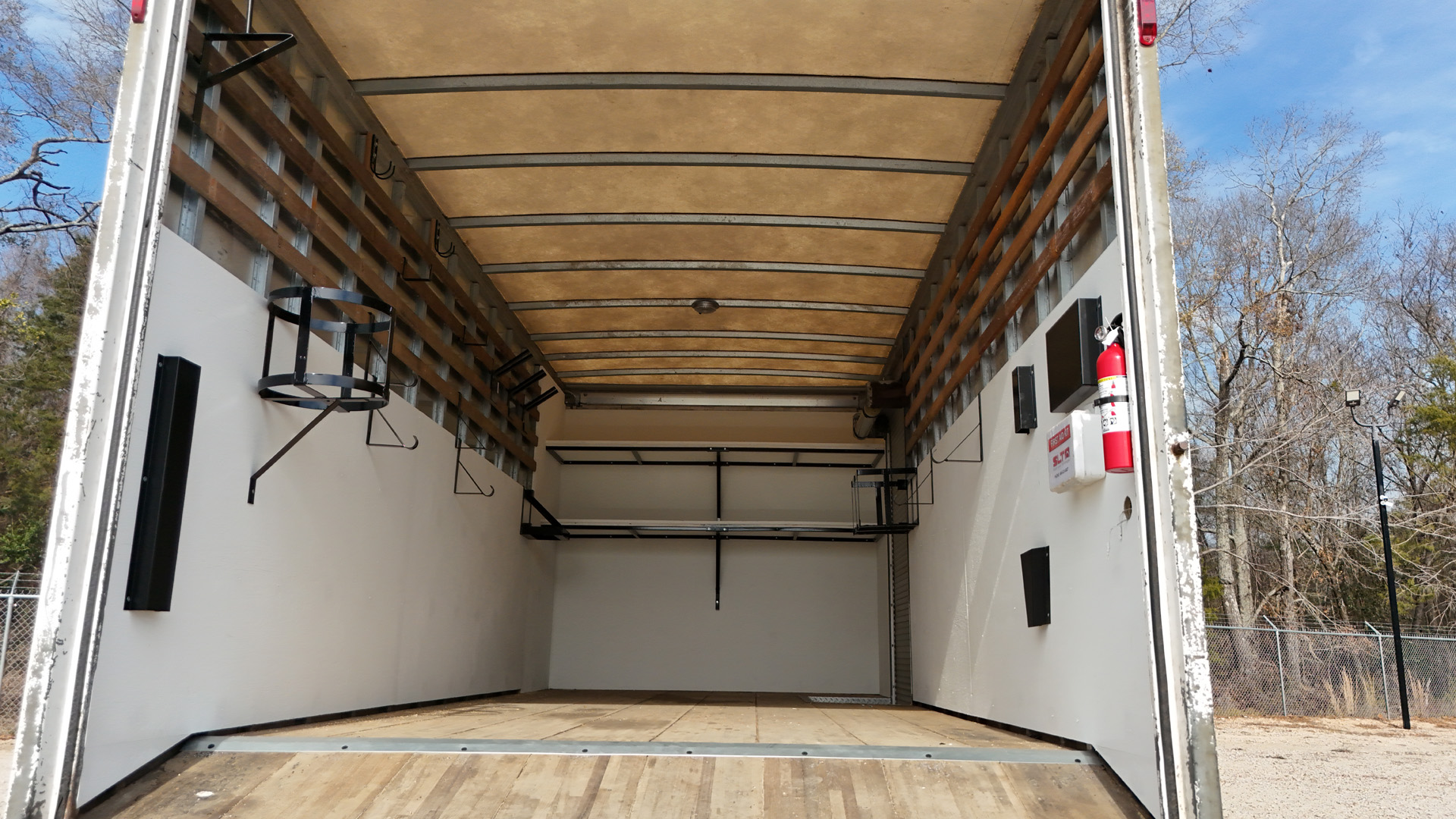 *USED 2017 Isuzu, 1F404 Gas, Single Cab, 18 Foot, Eco Series