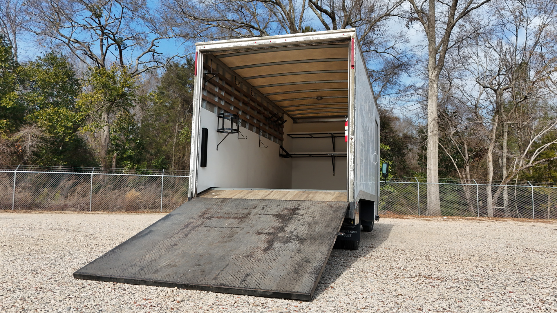 *USED 2017 Isuzu, 1F404 Gas, Single Cab, 18 Foot, Eco Series