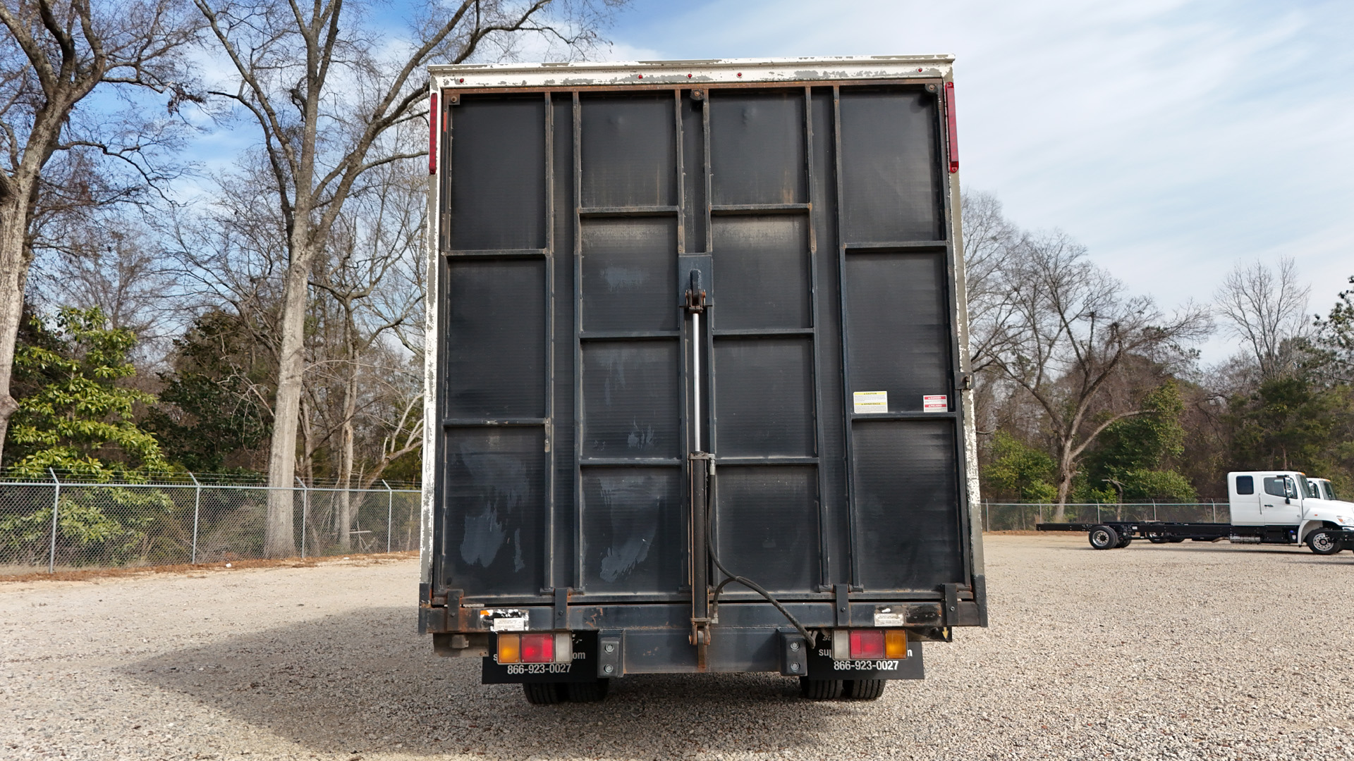 *USED 2017 Isuzu, 1F404 Gas, Single Cab, 18 Foot, Eco Series