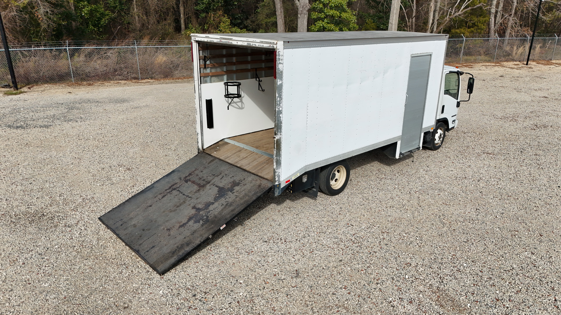 *USED 2017 Isuzu, 1F404 Gas, Single Cab, 18 Foot, Eco Series