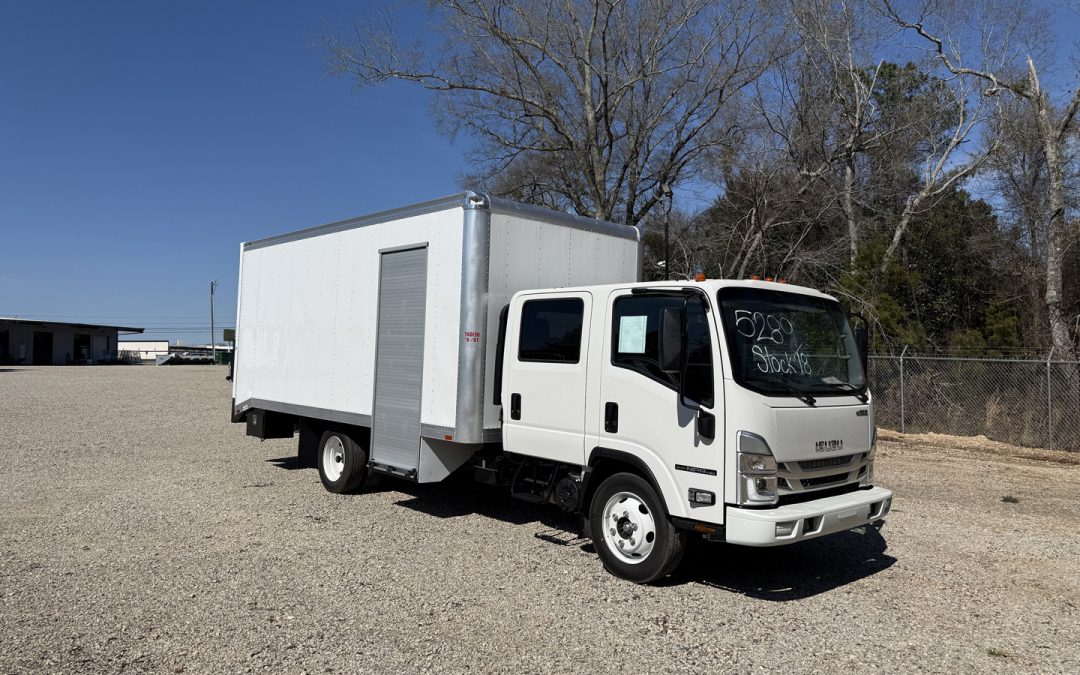 *NEW 2026 Isuzu, 1G404 Gas, Crew Cab, 18 Foot Eco Series with 36 inch Roll-Up Side Door *Ready for Immediate Delivery