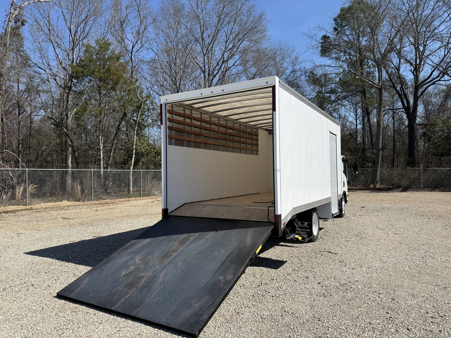 *NEW 2026 Isuzu, 1G404 Gas, Crew Cab, 18 Foot Eco Series with 36 inch Roll-Up Side Door