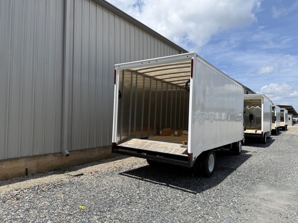 *NEW 2026 Isuzu, 1F404 Gas, Single Cab, 18 Foot Eco Series