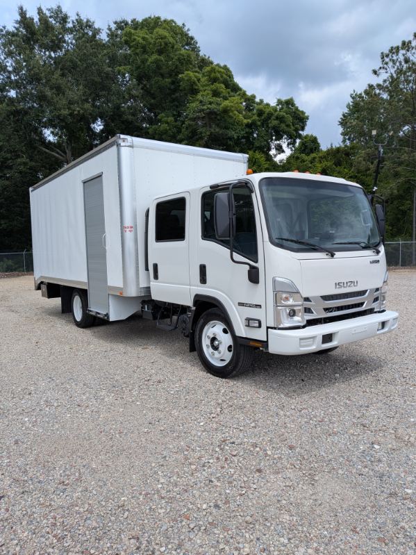 *NEW 2026 Isuzu, 1G404 Gas, Crew Cab, 18 Foot Eco Series with 36 inch Roll-Up Side Door *Ready for Immediate Delivery