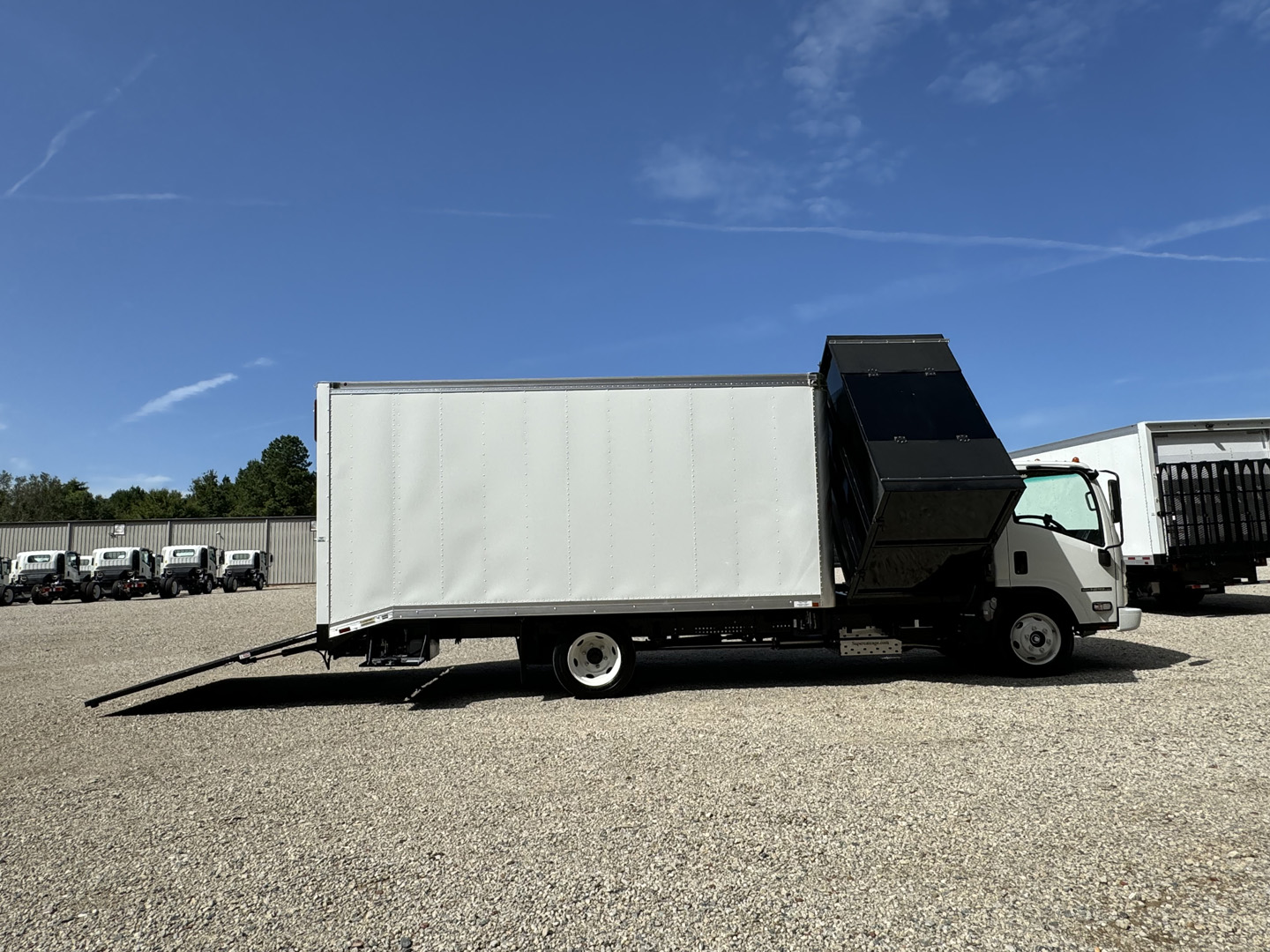 *NEW 2026 Isuzu, 1F404, Gas, Single Cab, 16′ Eco Series with 5.0 cu/yd Debris Dumper, No Side Door