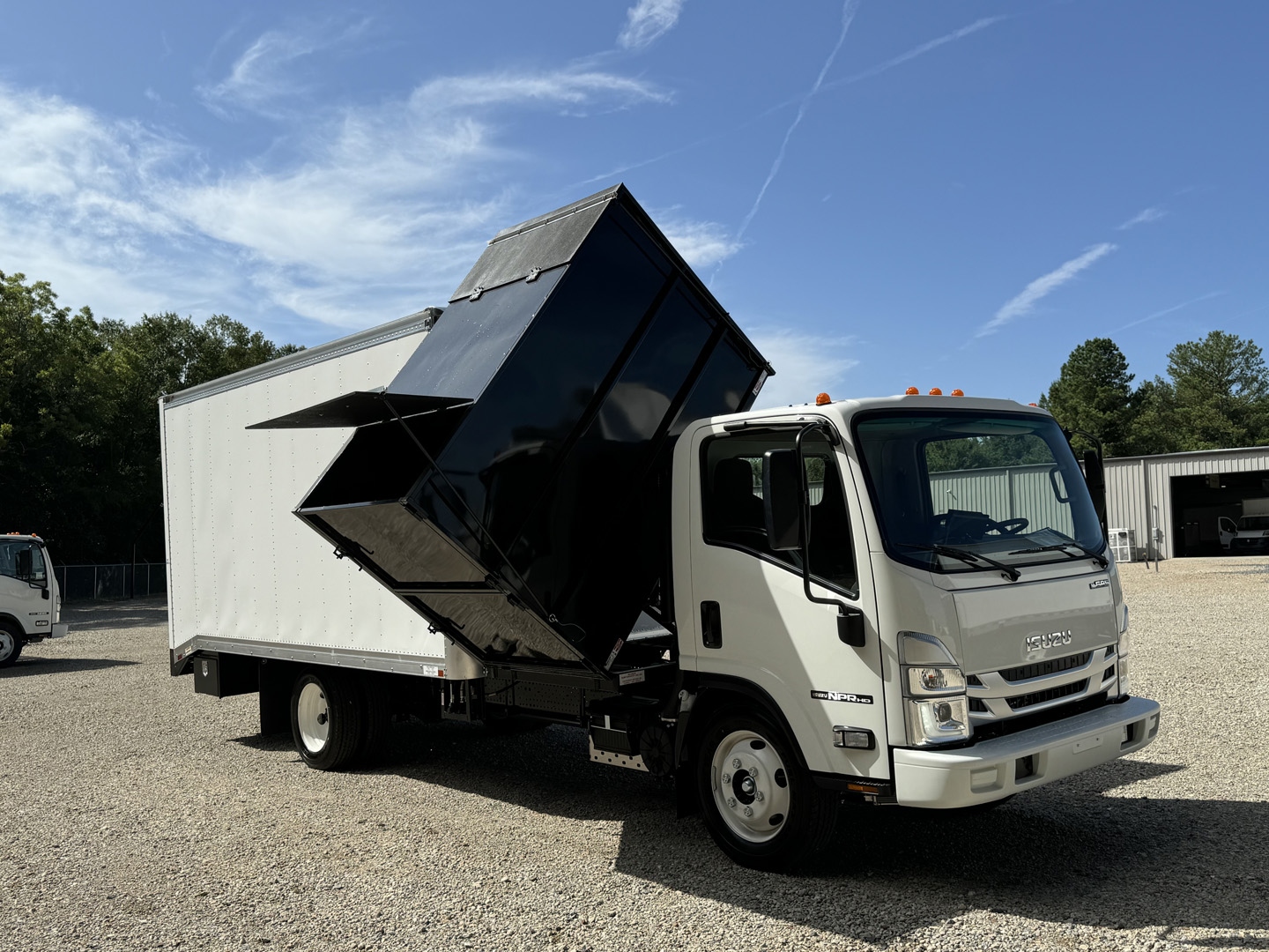 *NEW 2026 Isuzu, 1F404, Gas, Single Cab, 16′ Eco Series with 5.0 cu/yd Debris Dumper, No Side Door
