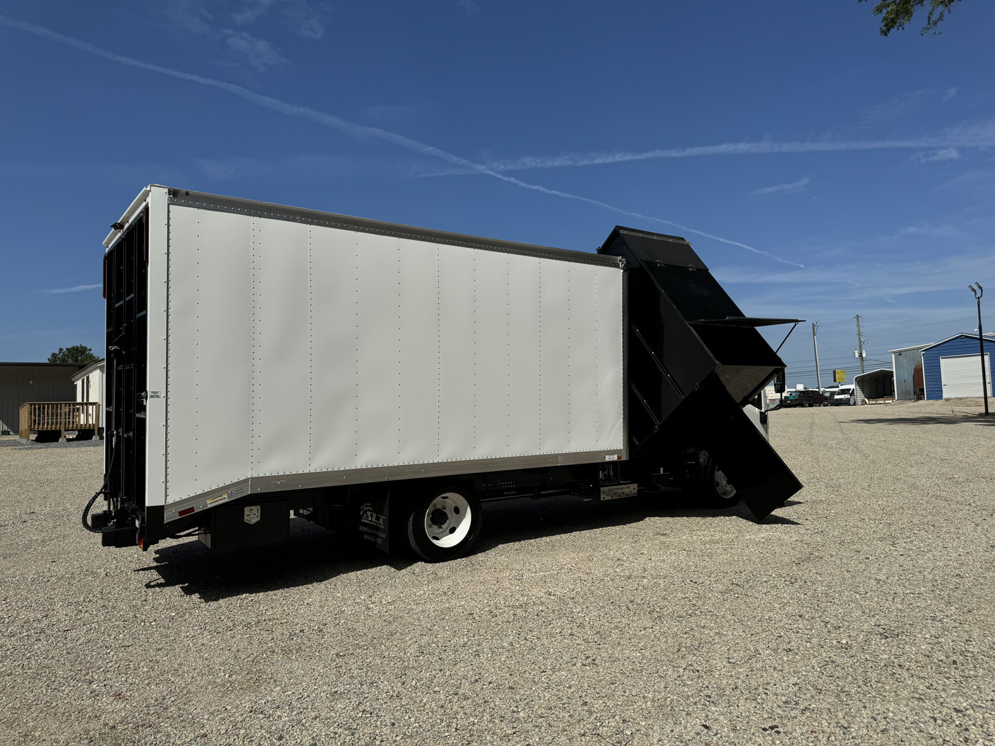 *NEW 2026 Isuzu, 1F404, Gas, Single Cab, 16′ Eco Series with 5.0 cu/yd Debris Dumper, No Side Door