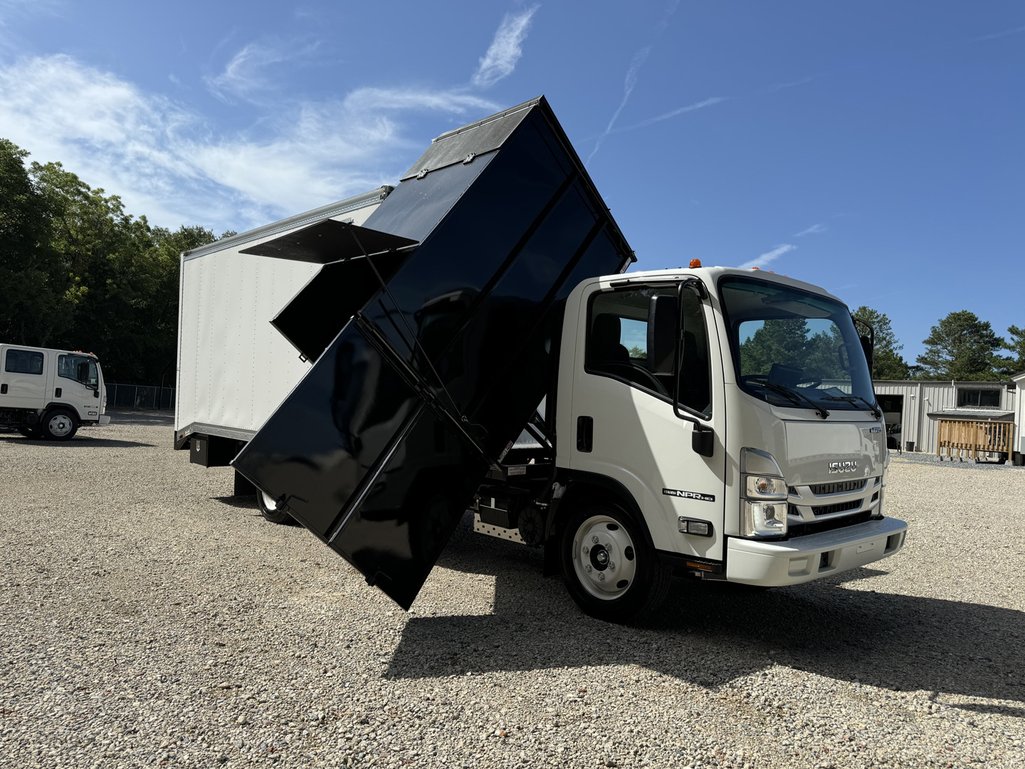 *NEW 2026 Isuzu, 1F404, Gas, Single Cab, 16′ Eco Series with 5.0 cu/yd Debris Dumper, No Side Door