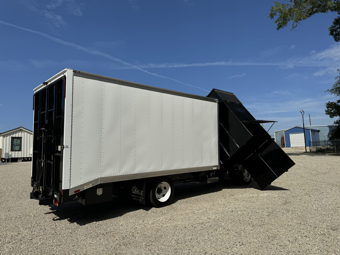 *NEW 2026 Isuzu, 1F404, Gas, Single Cab, 16′ Eco Series with 5.0 cu/yd Debris Dumper, No Side Door