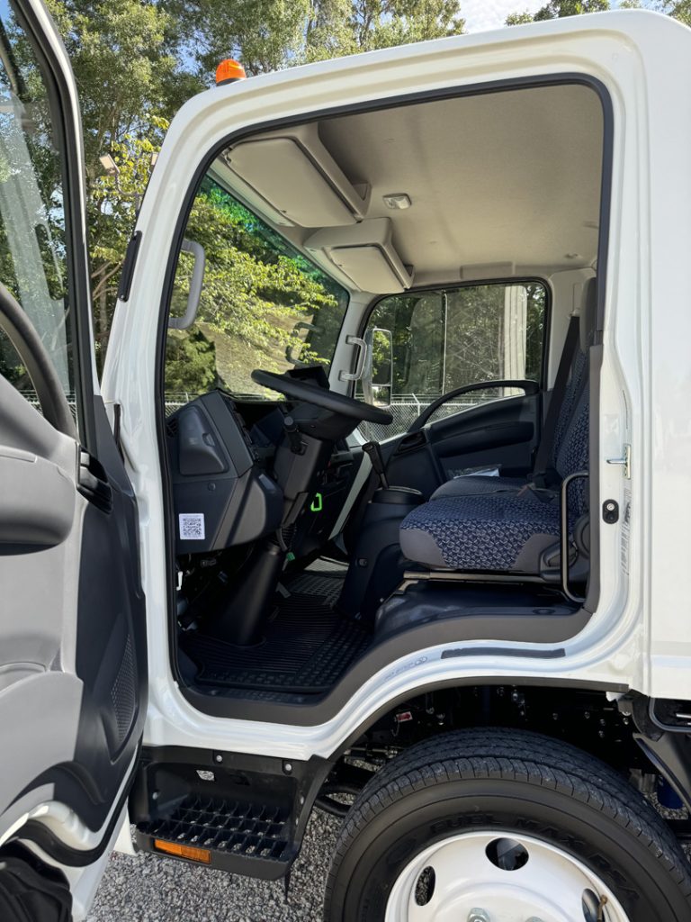 *NEW 2026 Isuzu, 1F404, Gas, Single Cab, 16′ Eco Series with 5.0 cu/yd Debris Dumper, No Side Door