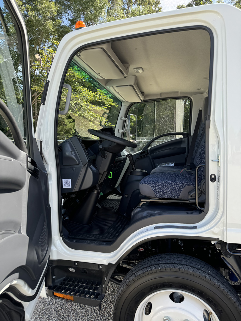 *NEW 2026 Isuzu, 1F404, Gas, Single Cab, 16′ Eco Series with 5.0 cu/yd Debris Dumper, No Side Door