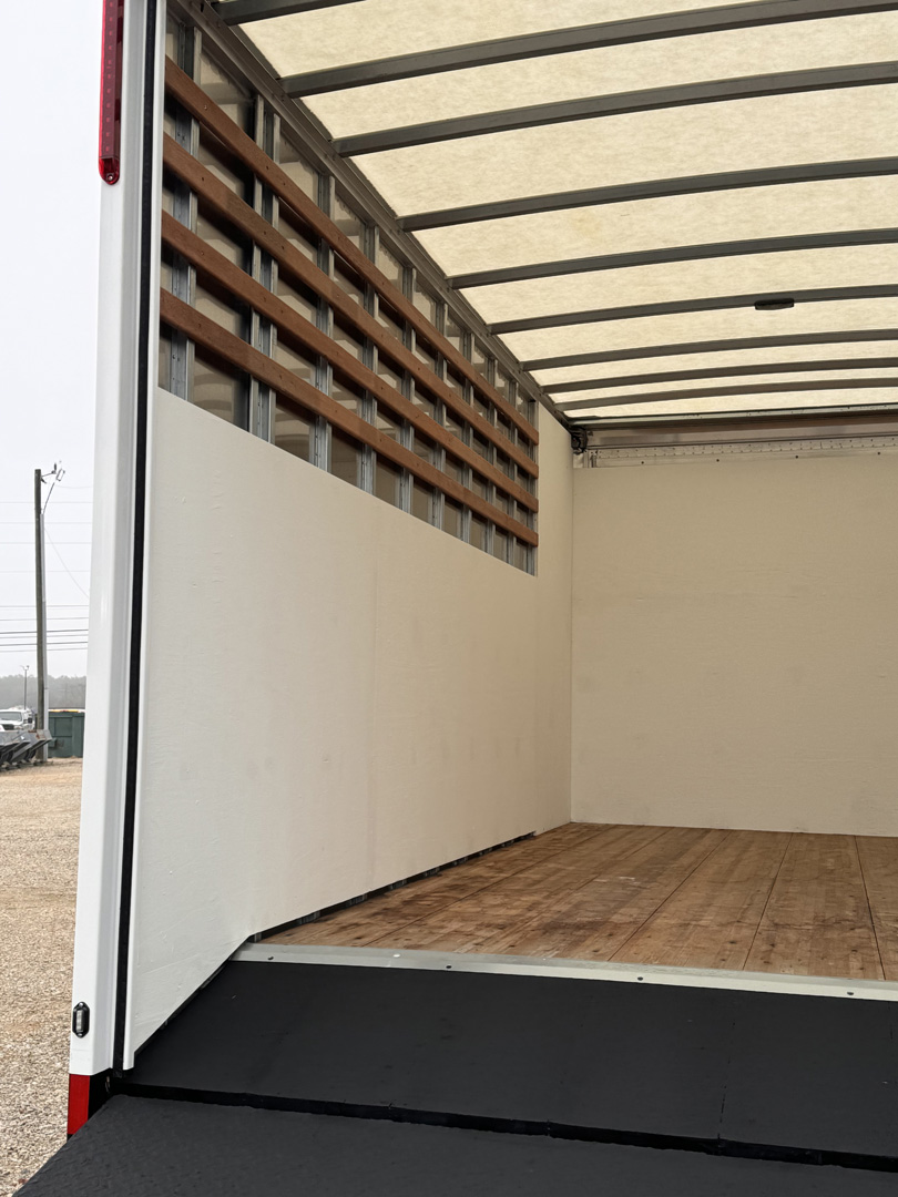 *NEW 2026 Isuzu, 1F404, Gas, Single Cab, 16′ Eco Series with 5.0 cu/yd Debris Dumper, No Side Door