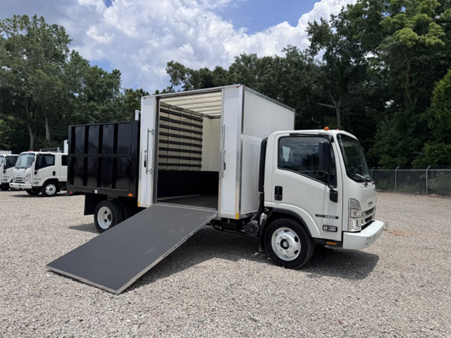 *NEW 2025 Isuzu Gas 1U4, Single Cab, 8′ Super Lite Contractor Truck with 8′ Steel Dump