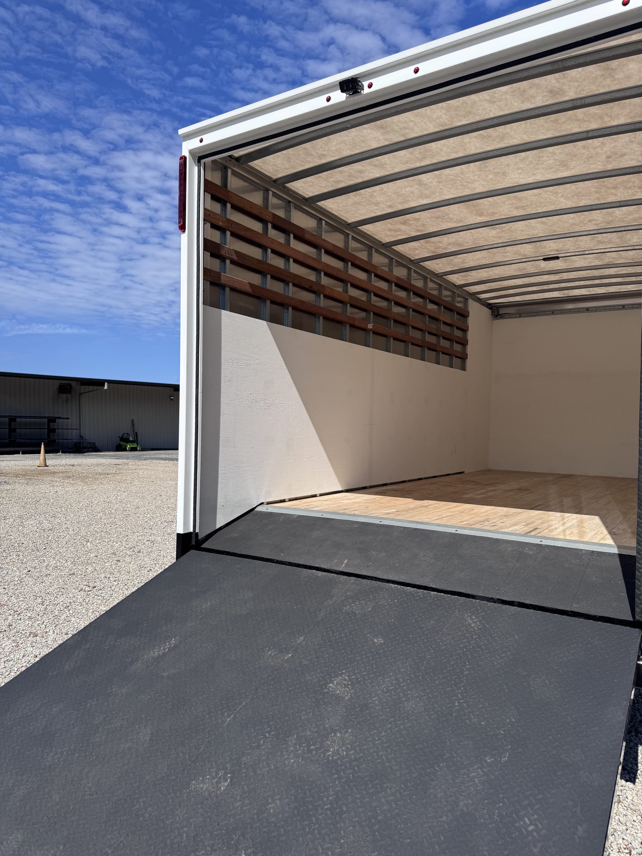 *NEW 2026 Isuzu, 1F404 Gas, Single Cab, 18 Foot Eco Series