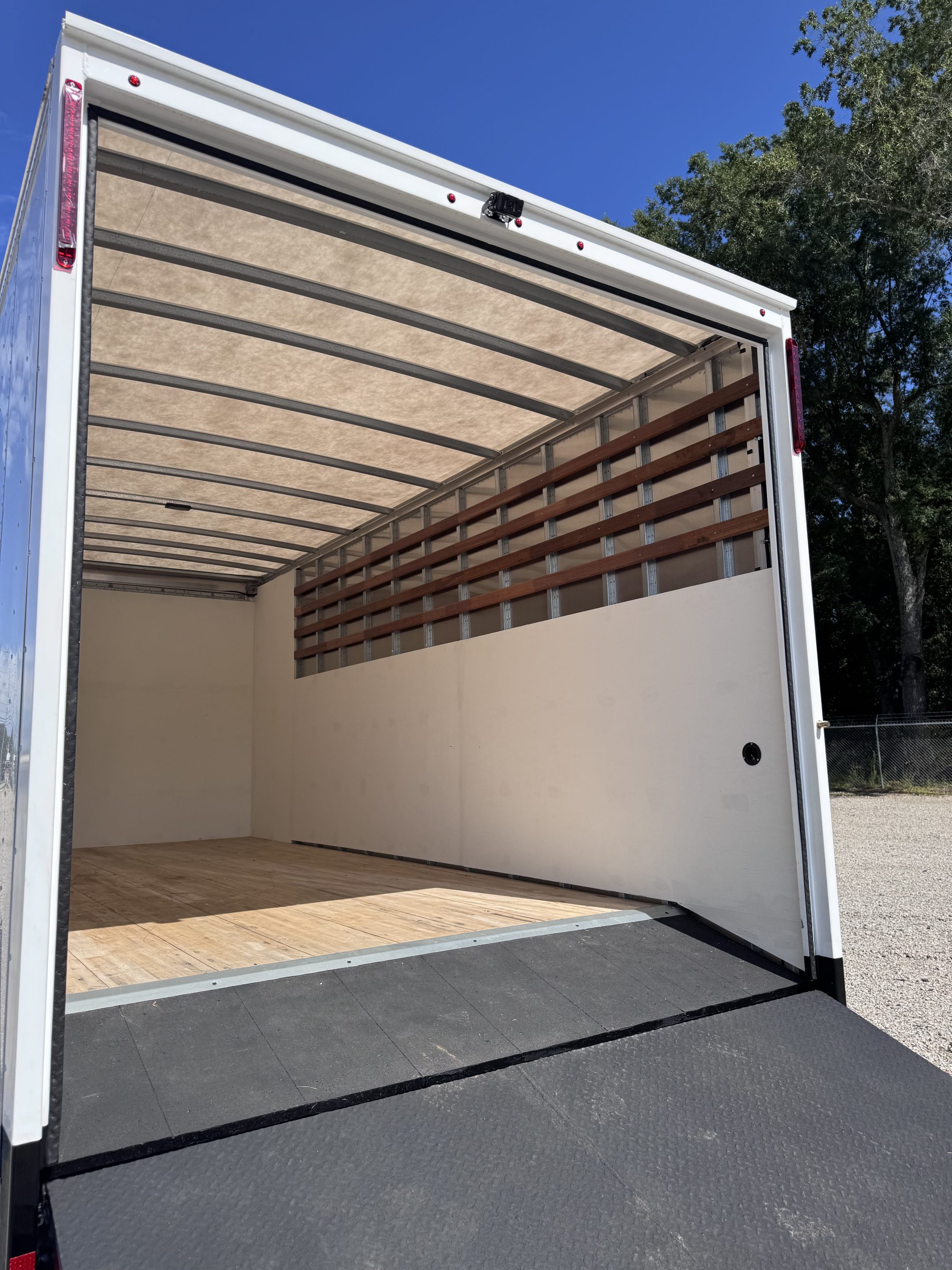 *NEW 2026 Isuzu, 1F404 Gas, Single Cab, 18 Foot Eco Series