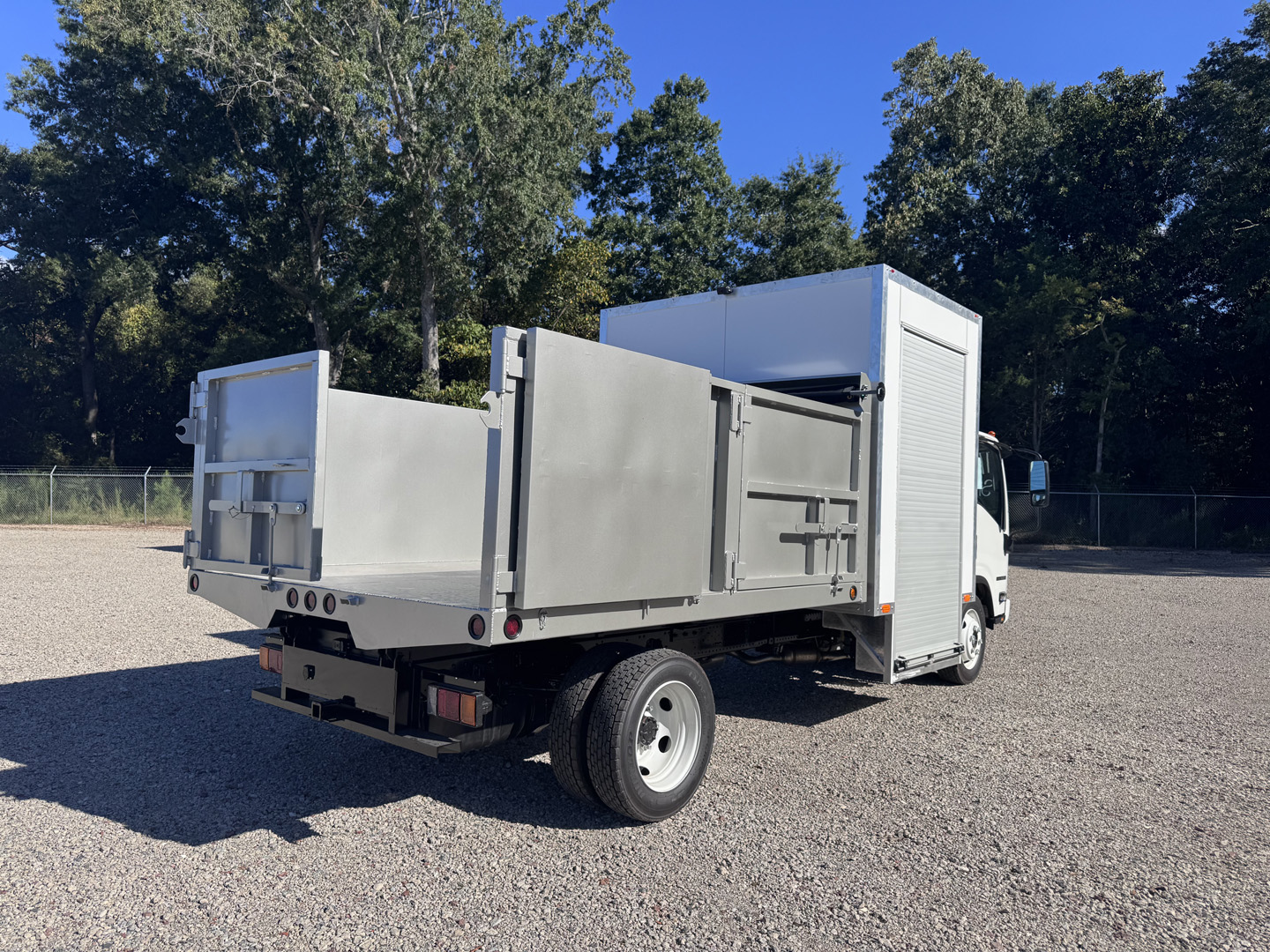 *NEW 2026 Isuzu Gas 1U404, Single Cab, Canyon 10′ Dump and 6′ Tool Shed SCT with 48″ Roll Up Door