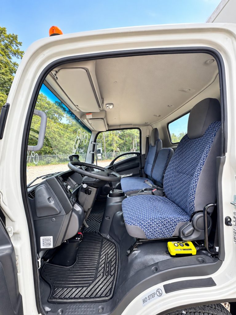 *NEW 2026 Isuzu NRR Gas 1U404, Single Cab SCT with 8′ Dump and 8′ Tool Shed and SR3200 Manual Side Ramp *SOLD*
