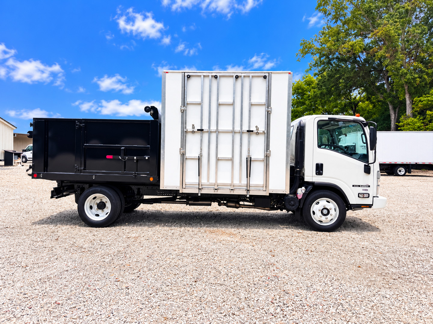 *NEW 2026 Isuzu NRR Gas 1U404, Single Cab SCT with 8′ Dump and 8′ Tool Shed and SR3200 Manual Side Ramp *SOLD*