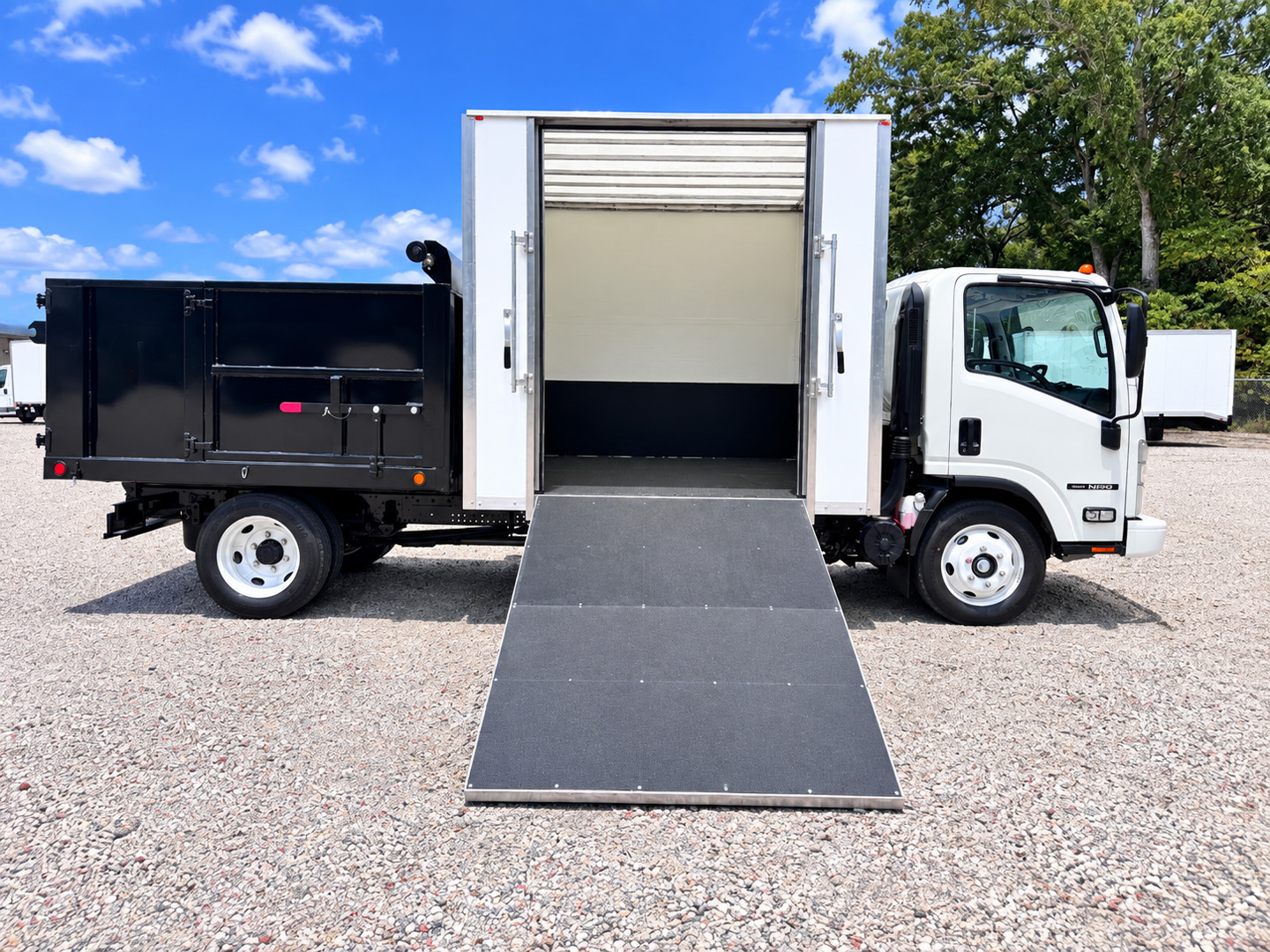 *NEW 2026 Isuzu NRR Gas 1U404, Single Cab SCT with 8′ Dump and 8′ Tool Shed and SR3200 Manual Side Ramp *SOLD*