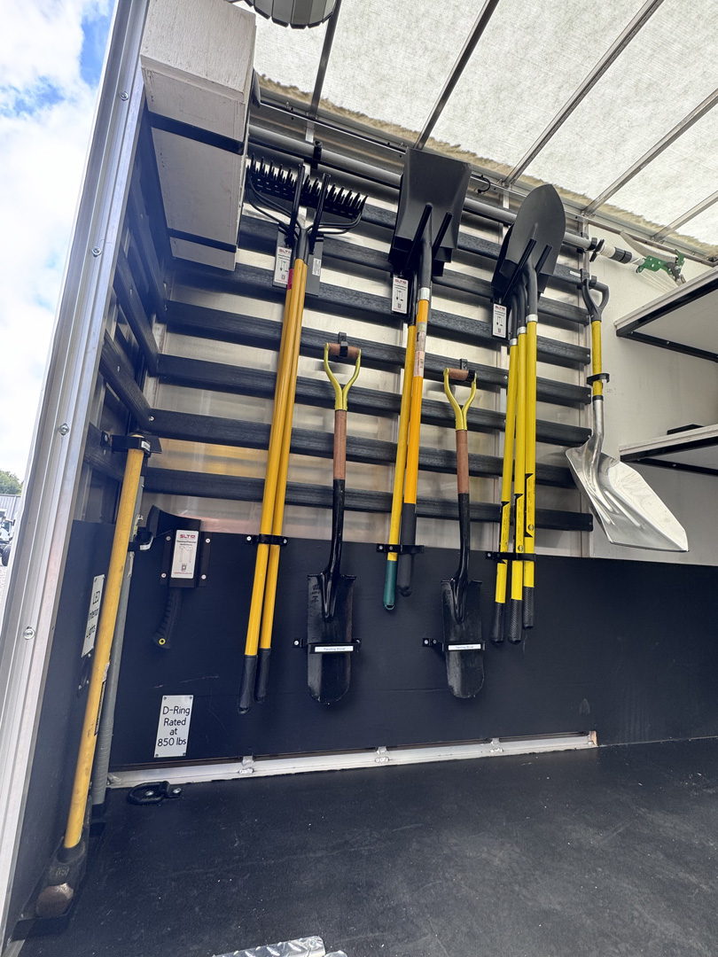 *NEW 2025 Isuzu Gas 1U4, Single Cab, Super Contractor Truck with 48″ Door and 8 Foot Dump *Ready for Immediate Delivery*